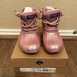 The perfect monochromatic pink Sperry boots